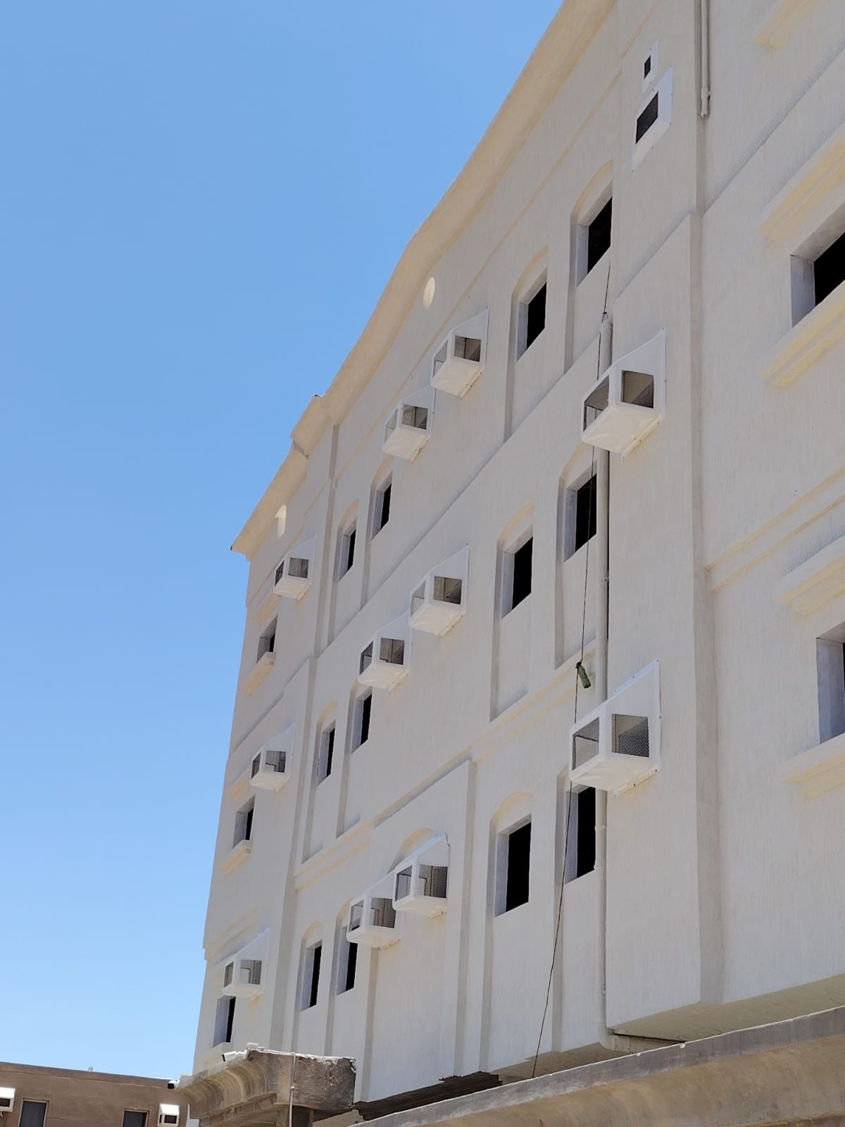 حماية المكيفات الخارجية من الحمام